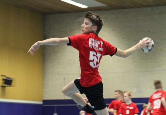 Een foto van Mathijs tijdens het handballen